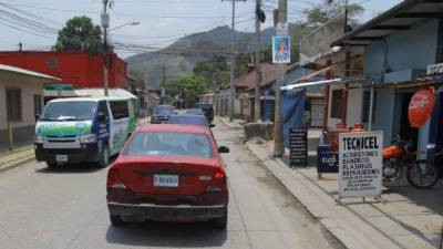 Los miembros de la Policía Nacional comenzaron ayer con la entrega de camisetas a los participantes de la carrera con obstáculos Un reto para valientes. Fotos: Cristina SAntos