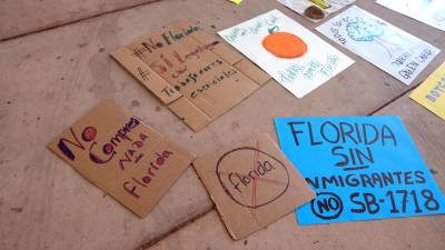 Con carteles protestaron ayer en Florida contra la entrada en vigor de la nueva ley de DeSantis.