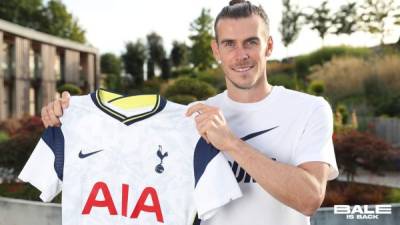 Gareth Bale posando con la camiseta del Tottenham.