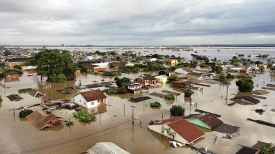 Las devastadoras inundaciones en el sur de Brasil han provocado la muerte de al menos 67 personas, mientras otras 101 permanecen desaparecidas, informaron las autoridades en la mañana de este domingo.
