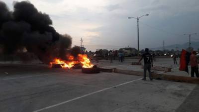 Los pobladores quemaron llantas en protesta.