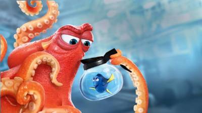 Hank, el pulpo rojo, es el nuevo amigo de Dory. La famosa presentadora estadounidense Ellen DeGeneres vuelve a prestar su voz a la pez azul más querida del cine.