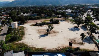 Así se encuentra el terreno adonde funcionaba el penal que fue demolido para construir la obra.