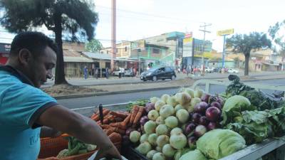 Un hondureño vende verduras cerca del mercado Zonal Belén de Tegucigalpa.