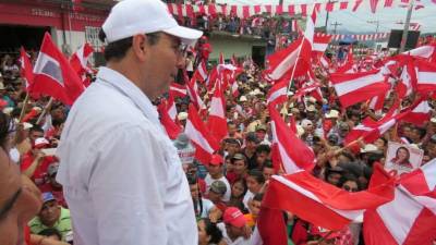 Luis Zelaya pide que voten por los nueve aspirantes a diputados pateplumas.