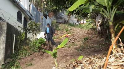 Un hombre camina cerca de la escena del crimen en el Distrito Central.