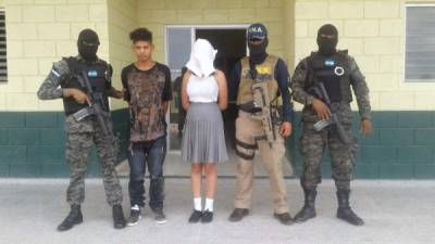 La menor de 15 años fue detenida por el delito de extorsión. También capturaron a Víctor Josué Boquín Zavala por el mismo delito.