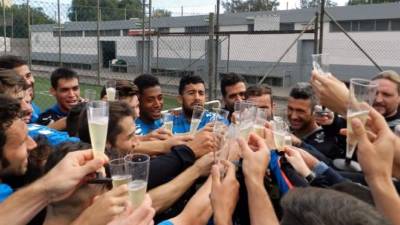 Momento del brindis del 'Choco' Lozano y sus compañeros. Foto tomada de Deporpress.com.