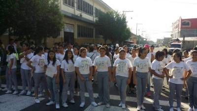 Los jóvenes recorrieron las calles del barrio Medina en nombre de la paz. La actividad duró una hora.