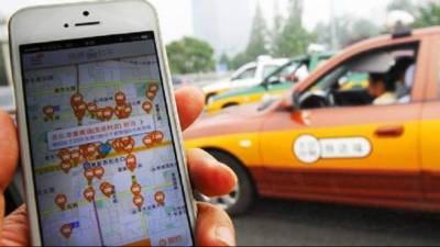 Los amantes solicitaron el taxi a través de una aplicación móvil sin imaginar quien llegaría.