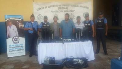 Los detenidos al momento de ser presentados junto con los artículos decomisados.