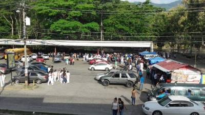 Cerca de 600 estudiantes permanecen en las afueras de la Unah-vs por la toma del reciento.