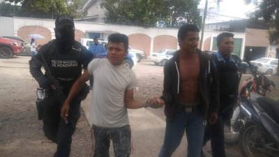 A los detenidos los llevaron esposados.