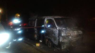 Los bomberos lograron controlar las llamas del microbus que fue incendiado supuestamente por pandilleros en San Pedro Sula.