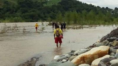 Bomberos y navales iniciaron ayer con la búsqueda y rescate de un hombre arrastrado por el Cangrejal.