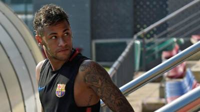 El culebrón futbolístico del año empieza a resolverse: El brasileño Neymar anunció este miércoles a sus compañeros del Barcelona que abandona el club, probablemente hacia el París Saint-Germain, y horas después la entidad azulgrana le remitió a su cláusula de rescisión, 222 millones de euros, para poder salir. Hoy son varios los candidatos que llegan a reemplazar a Neymar,