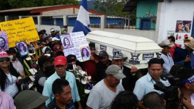 A las 11:00 am inició el sepelio de Berta Cáceres, la hondureña líder de los indígenas y defensora del medio ambiente.