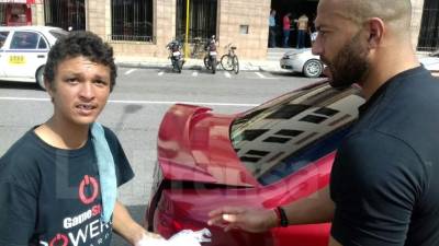 Víctor 'Muma' Bernárdez regaló comida a indigentes en las calles de La Ceiba.