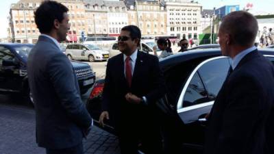 El presidente Juan Orlando Hernández a su llegada a Copenhague, Dinamarca, donde participará en una Cumbre Textil.