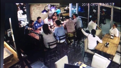 Tras cometer el hecho, comienzan a caminar hasta abandonar el lugar sin que nadie sospeche nada.