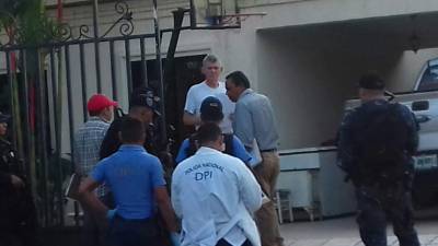 El empresario Richard Swasey, de blanco, fue indagado por las autoridades policiales.