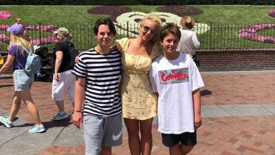 Britney Spears en una foto de archivo junto a sus hijos Sean Preston y Jayden James.