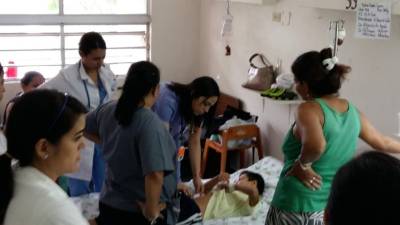 Los médicos residentes son el apoyo de los especialistas para atender a los pacientes.