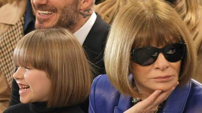 Harper y la editora Anna Wintour se robaron las miradas en el desfile de Victoria Beckham.