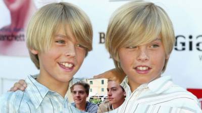Los gemelos Dylan y Cole Sprouse han crecido, atrás quedó la imagen de los dulces 'Zack y Cody' y ahora arrasan en las redes sociales, prometen estar de moda nuevamente.