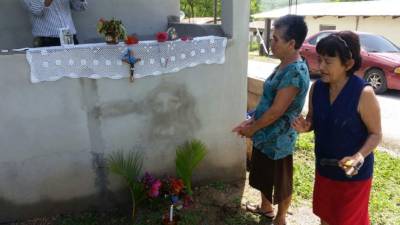 Algunas personas ya comenzaron a llevar ofrendas flores, otros se muestras incrédulos.