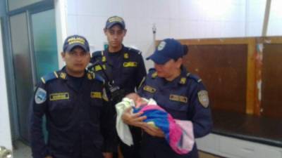 Policías llevaron a la menor hasta el hospital Santa Teresa de Comayagua.