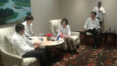 El presidente hondureño con la presidenta de Taiwán en una reunión hoy en Panamá.