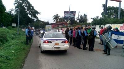 En la comunidad de Sambo Creek en La Ceiba los simpatizantes de la Alianza se tomaron la vía, mientras la policía buscaba dialogar.