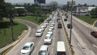 Taxistas hondureños se trasladan hacia la Gran Terminal de San Pedro Sula, zona norte de Honduras.