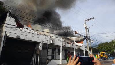 Un voraz incendio consumió parte de una bodega de zapatos en el barrio El Benque de San Pedro Sula, Cortés.