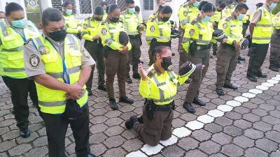 Todos los días, los policías municipales se encomiendan a Dios antes de salir a sus misiones.