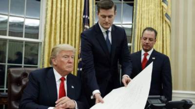 Rob Porter, centro, era secretario de prensa de la Casa Blanca y trabajaba de cerca con Trump.