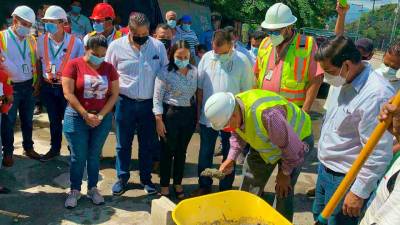 OBRA. Autoridades municipales colocaron ayer la primera piedra del bulevar en la ciudad maquilera.