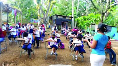 Los estudiantes ya tienen pupitres para recibir sus clases.