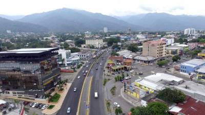 En la avenida Circunvalación se concentra un alto número de empresas de servicios y comercio. Foto: Yoseph Amaya.
