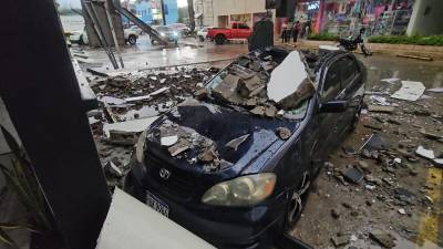 Parte de la estructura de la fachada principal y un puente aéreo adyacente cedieron ante la fuerza de la lluvia, colapsando sobre el suelo y alcanzando a un vehículo tipo turismo que se encontraba estacionado en el área del establecimiento.