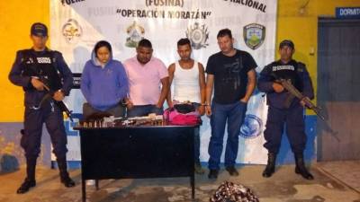 Los detenidos son presentados ante la Fuerza de Seguridad Interinstitucional Nacional (Fusina).