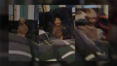 Las instantáneas escalofriantes parecen mostrar una figura infantil sentada en una silla.// Redes Adam Ellis.