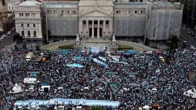 La votación crucial en el Senado argentino tendrá lugar el 29 de diciembre. Al igual que este cuerpo legislatiivo, la opinión pública se mantiene igualmente dividida.