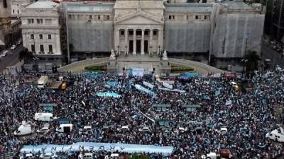 La votación crucial en el Senado argentino tendrá lugar el 29 de diciembre. Al igual que este cuerpo legislatiivo, la opinión pública se mantiene igualmente dividida.