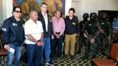 Autoridades de Seguridad de Honduras entregan a agentes de la DEA a Carlos Emilio Arita y José Raúl Amaya Argueta.