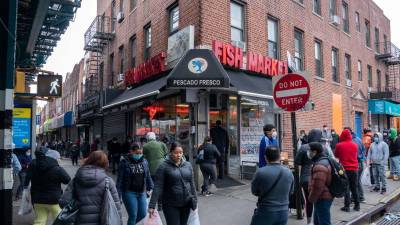 también se beneficiarán personas con solicitudes de asilo pendientes, cónyuges de ciertos trabajadores extranjeros y víctimas de violencia de género.