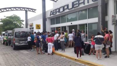 Los pasajeros se encontraron con que no podrían viajar debido a la emergencia climática.