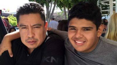 El mexicano Gastón Cázares Rodríguez junto a su hijo Iván, de 15 años. EFE
