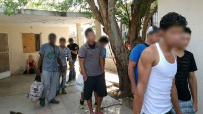 Parte del grupo de los migrantes rescatados entre los que hay algunos menores de edad.